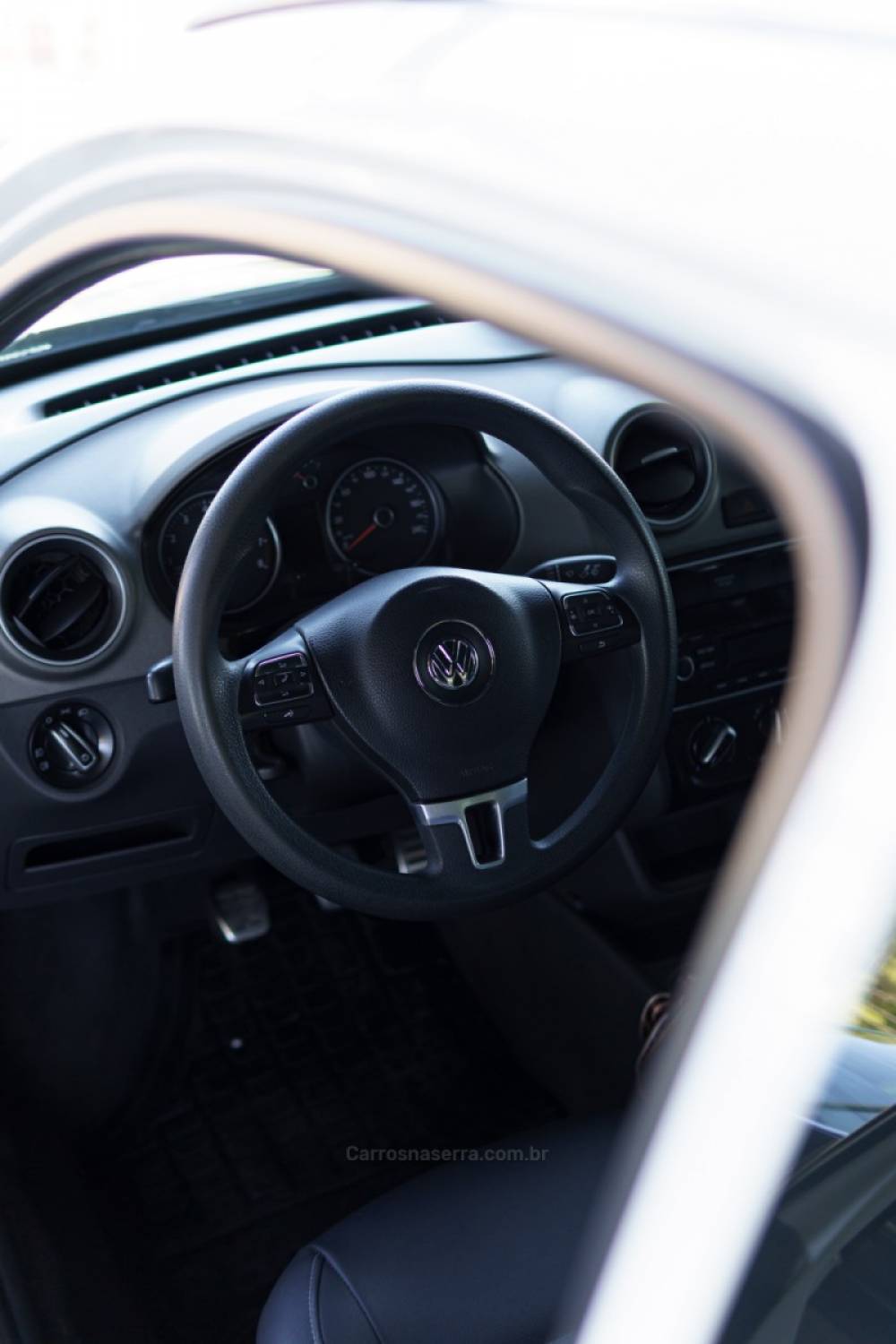 VOLKSWAGEN - SAVEIRO - 2014/2014 - Branca - R$ 83.900,00