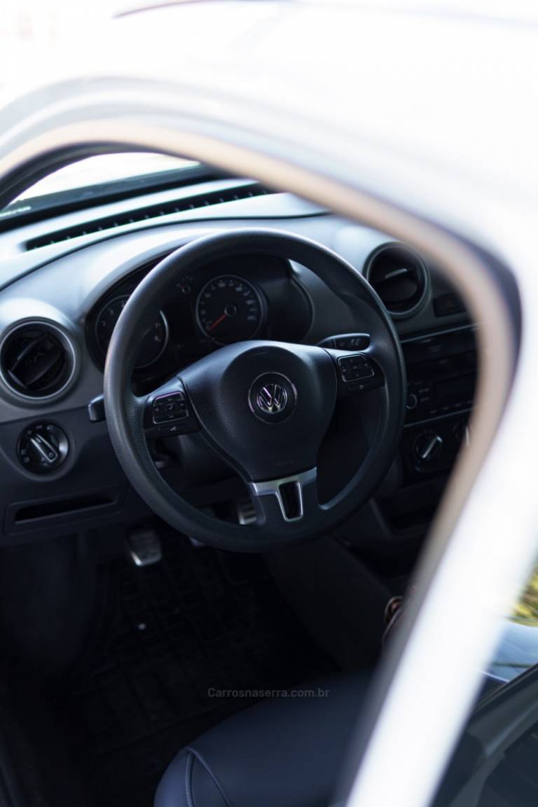VOLKSWAGEN - SAVEIRO - 2014/2014 - Branca - R$ 83.900,00