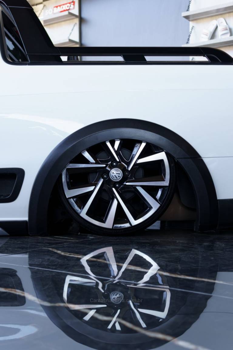 VOLKSWAGEN - SAVEIRO - 2014/2014 - Branca - R$ 83.900,00